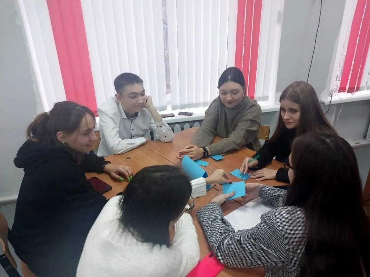 Команда учащихся 10-го класса в составе Ибодова Ярослава, Виноградовой Варвары и Икомасовой Дианы приняли участие в литературной игре, посвященной 210-летию со дня рождения М.Ю. Лермонтова "Странник с русскою душой".