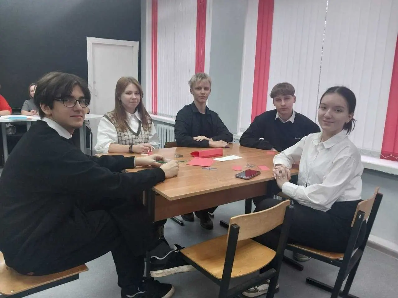 Команда учащихся 10-го класса в составе Ибодова Ярослава, Виноградовой Варвары и Икомасовой Дианы приняли участие в литературной игре, посвященной 210-летию со дня рождения М.Ю. Лермонтова "Странник с русскою душой".