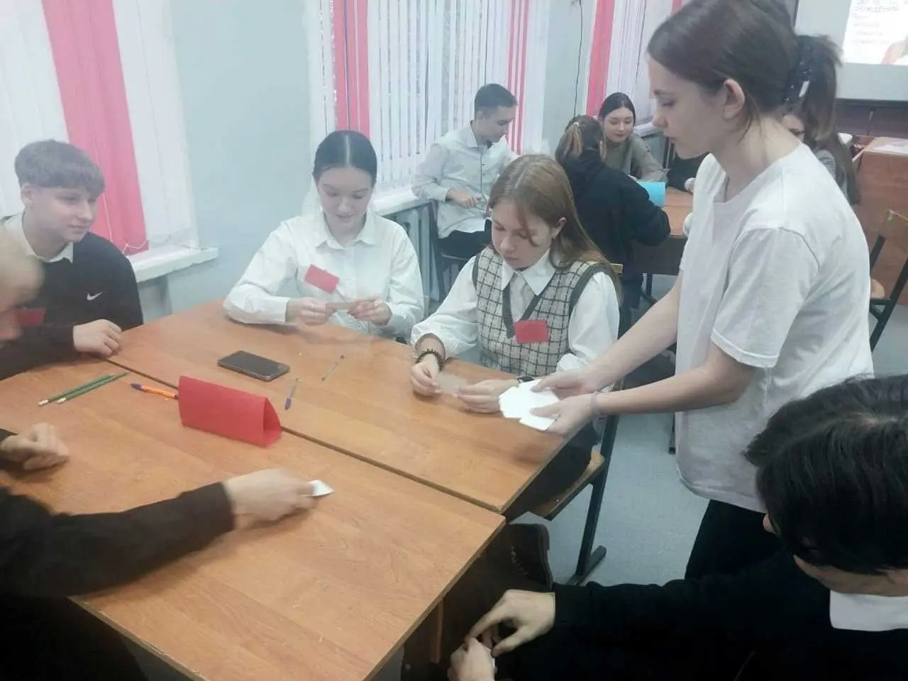 Команда учащихся 10-го класса в составе Ибодова Ярослава, Виноградовой Варвары и Икомасовой Дианы приняли участие в литературной игре, посвященной 210-летию со дня рождения М.Ю. Лермонтова "Странник с русскою душой".