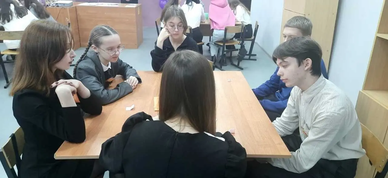 Команда учащихся 10-го класса в составе Ибодова Ярослава, Виноградовой Варвары и Икомасовой Дианы приняли участие в литературной игре, посвященной 210-летию со дня рождения М.Ю. Лермонтова "Странник с русскою душой".