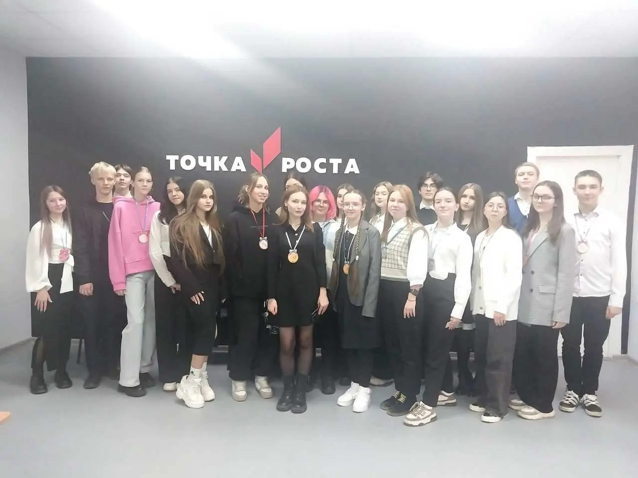 Команда учащихся 10-го класса в составе Ибодова Ярослава, Виноградовой Варвары и Икомасовой Дианы приняли участие в литературной игре, посвященной 210-летию со дня рождения М.Ю. Лермонтова "Странник с русскою душой".