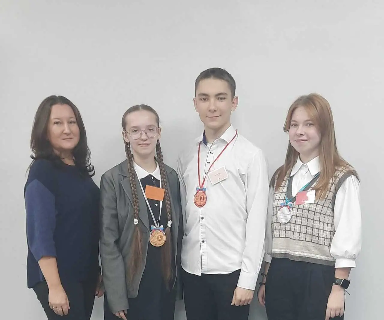 Команда учащихся 10-го класса в составе Ибодова Ярослава, Виноградовой Варвары и Икомасовой Дианы приняли участие в литературной игре, посвященной 210-летию со дня рождения М.Ю. Лермонтова "Странник с русскою душой".