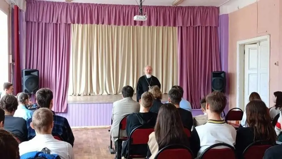 13 декабря настоятель храма Вознесения Господня протоиерей Андрей Лазарев встретился с учащимися 9-11 классов нашей школы.