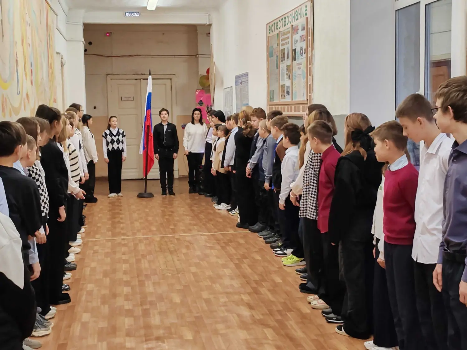 Утро понедельника в нашей школе началось по традиции с торжественной линейки и исполнения Гимна Российской Федерации.