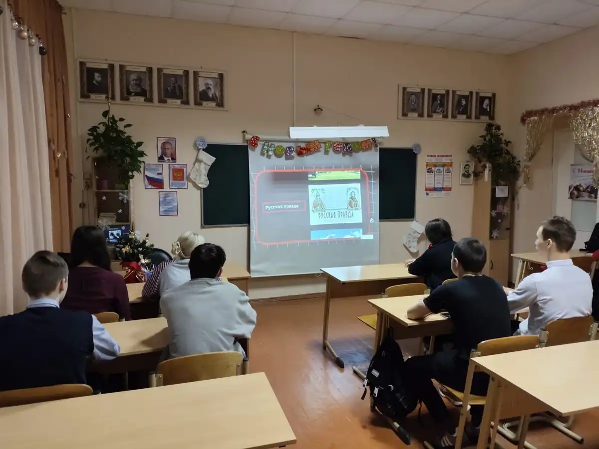 16 декабря в школе прошли внеурочные занятия из цикла «Разговоры о важном», темой которых была "Как пишут законы?"