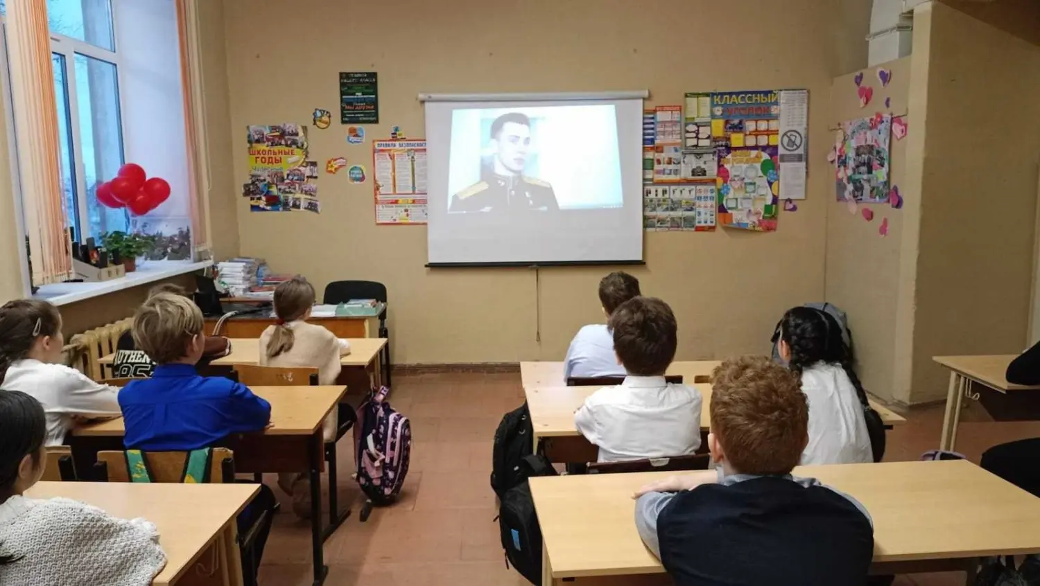 Утро понедельника в нашей школе началось по традиции с торжественной линейки и исполнения Гимна Российской Федерации.