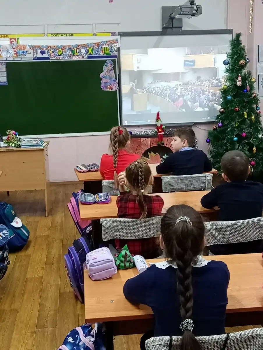 16 декабря в школе прошли внеурочные занятия из цикла «Разговоры о важном», темой которых была "Как пишут законы?"