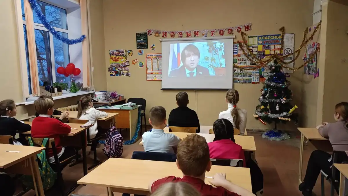 16 декабря в школе прошли внеурочные занятия из цикла «Разговоры о важном», темой которых была "Как пишут законы?"