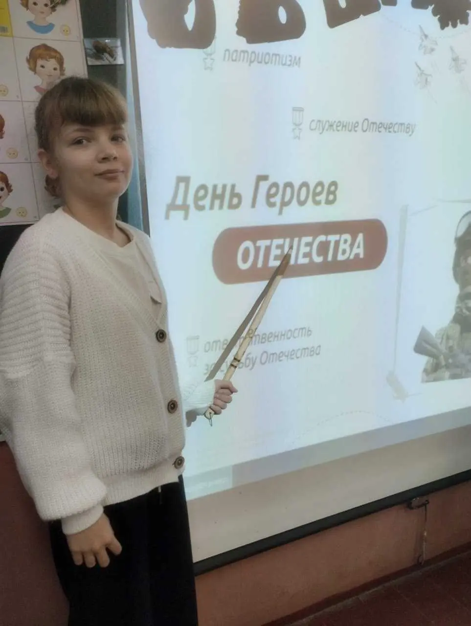 Утро понедельника в нашей школе началось по традиции с торжественной линейки и исполнения Гимна Российской Федерации.