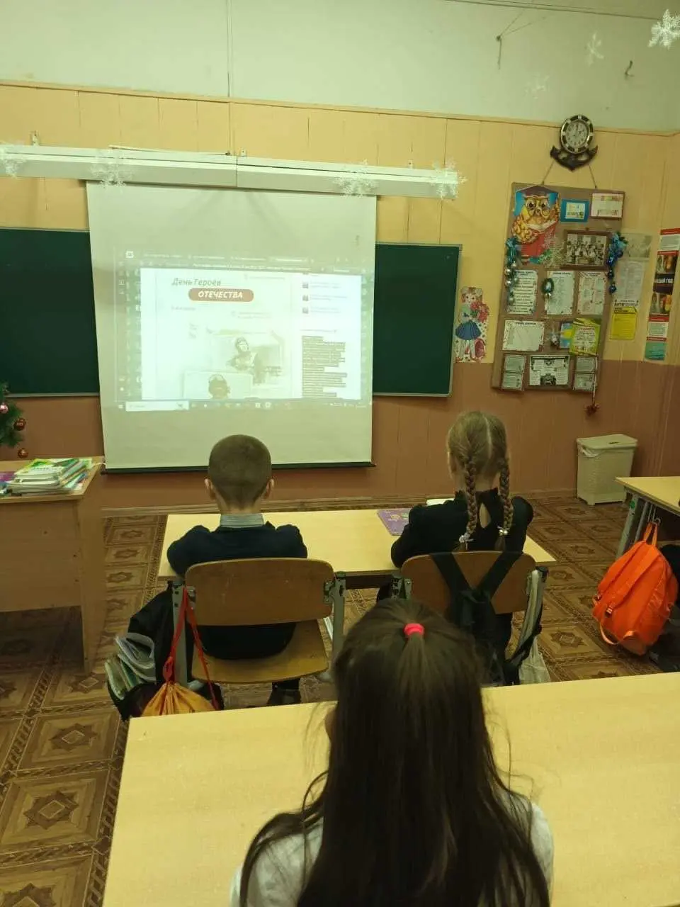 Утро понедельника в нашей школе началось по традиции с торжественной линейки и исполнения Гимна Российской Федерации.