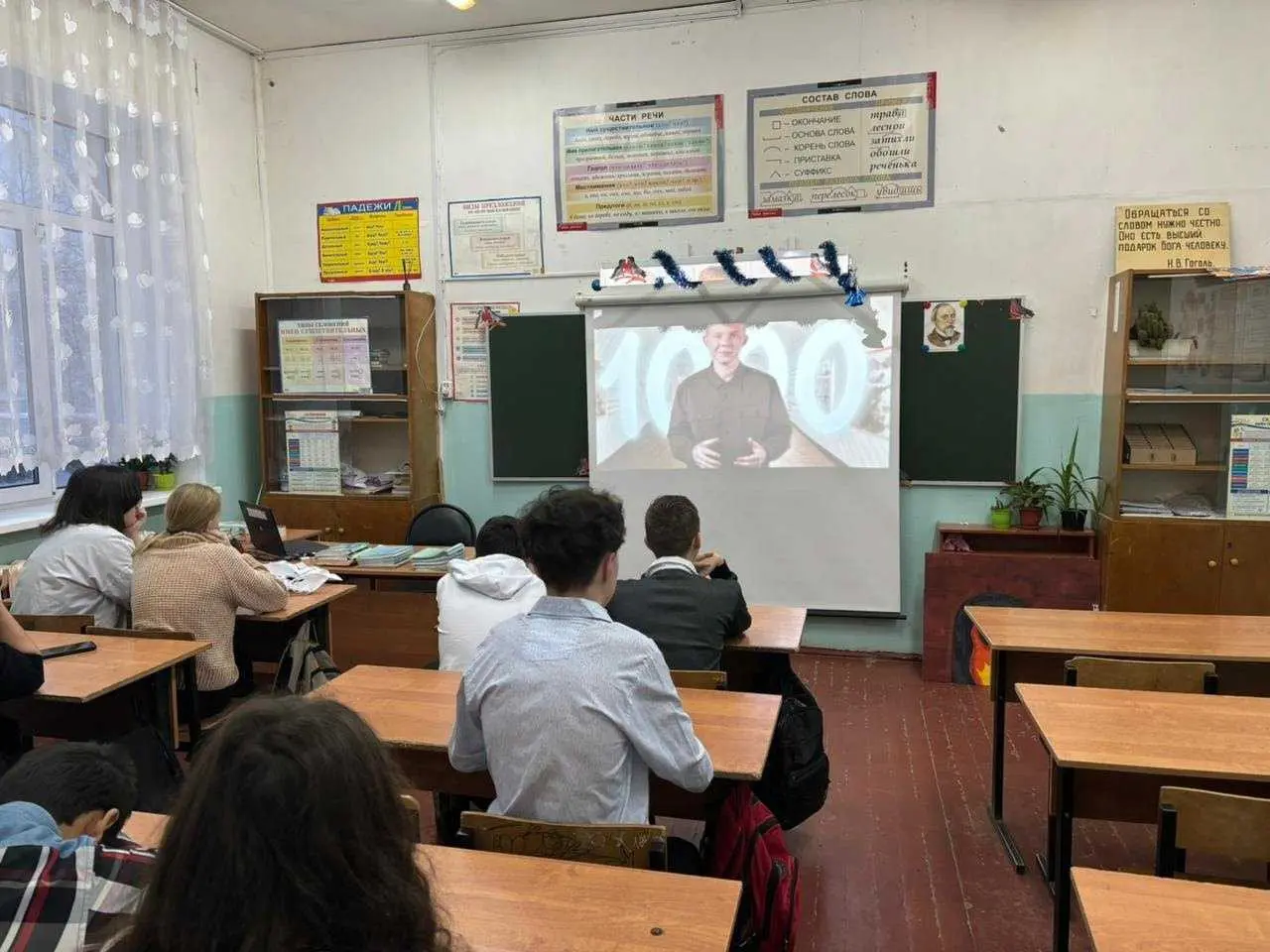 Утро понедельника в нашей школе началось по традиции с торжественной линейки и исполнения Гимна Российской Федерации.