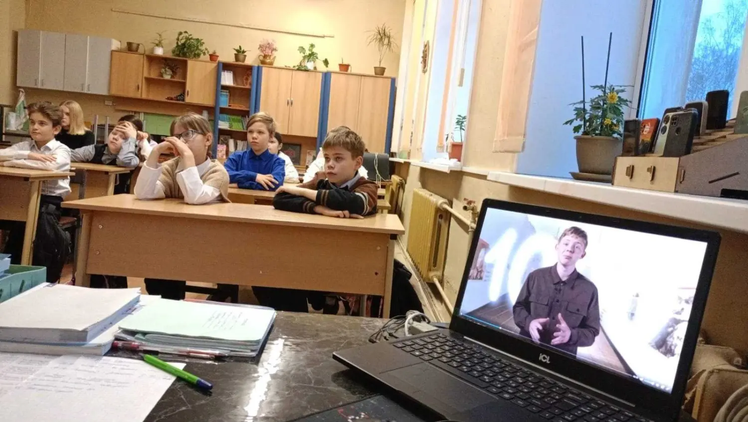 Утро понедельника в нашей школе началось по традиции с торжественной линейки и исполнения Гимна Российской Федерации.