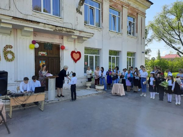 26 мая в нашей школе прошли линейки по окончанию учебного 2020-2021..