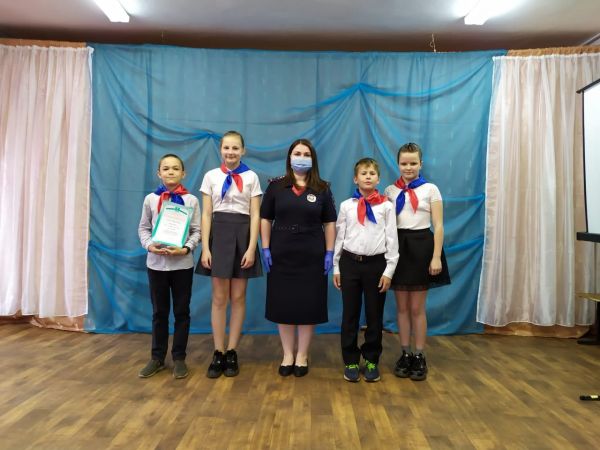 Команда ЮИД " Двойная сплошная" 
МОУ " Средняя школа √16" , приняла..